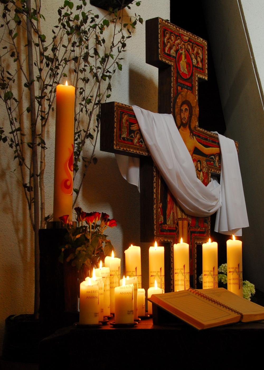 Taufbrunnen mit Sterbekerzen